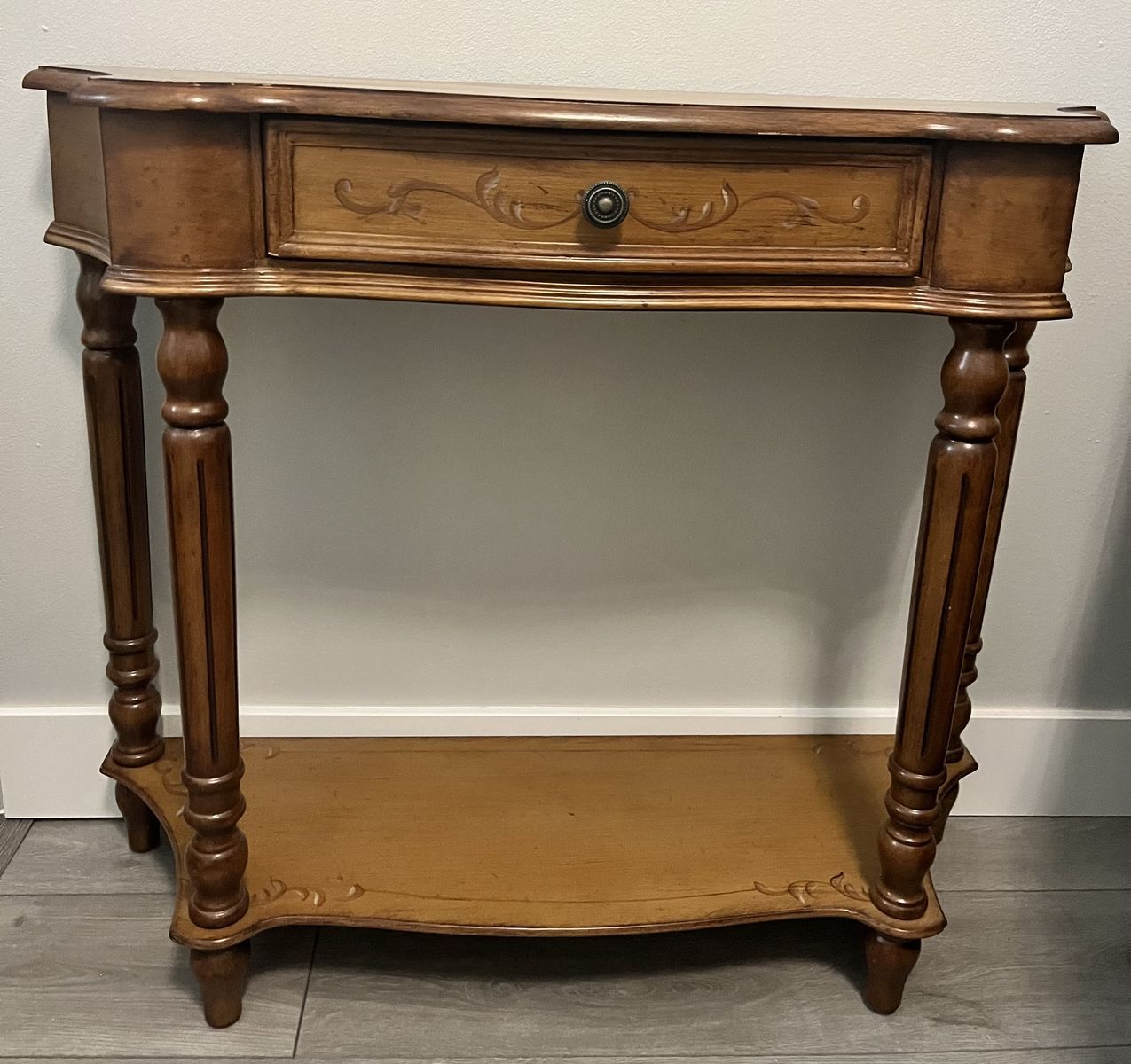 Entry table with matching mirror