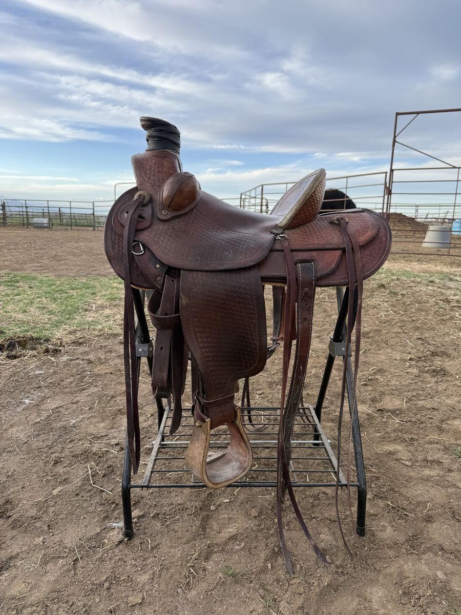 Wide Colorado Saddlery Saddle