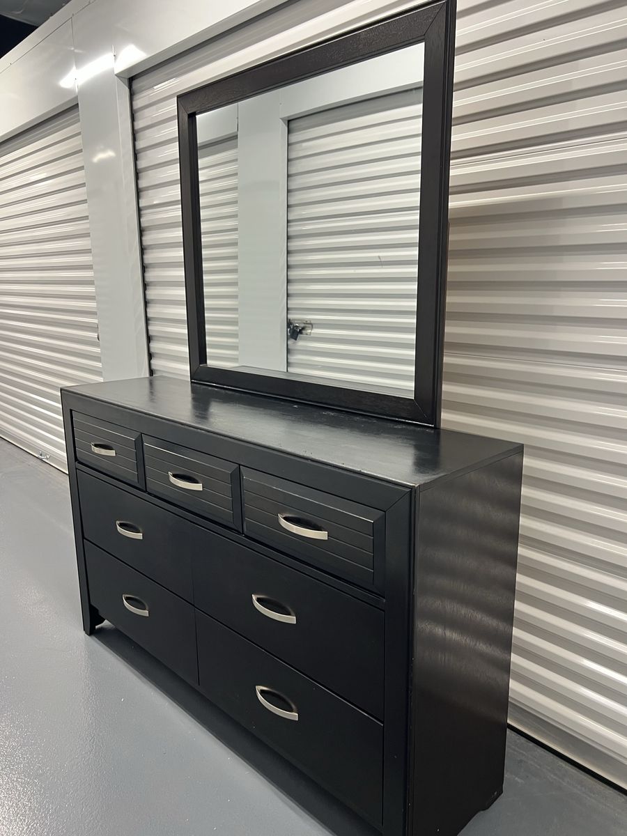 Dresser - W/Mirror