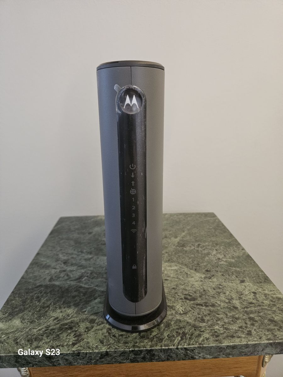 Motorola MG7315 8x4 DOCSIS 3.0 Cable Modem plus N450 Wi-Fi Router