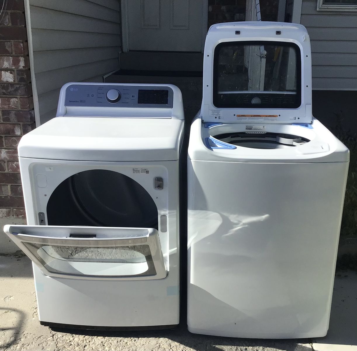 LIKE NEW BEAUTIFUL LG/FRIGIDAIRE WASHER AND DRYER SET IN EXCELLENT CONDITION