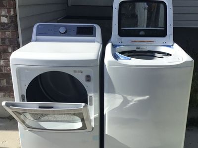 LIKE NEW BEAUTIFUL LG/FRIGIDAIRE WASHER AND DRYER SET IN EXCELLENT CONDITION