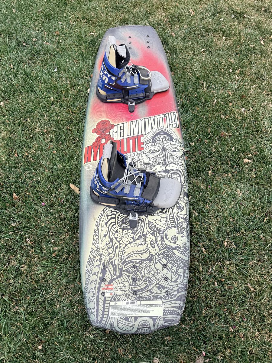 Hyperlite Belmont 141 Wakeboard with XLarge Bindin