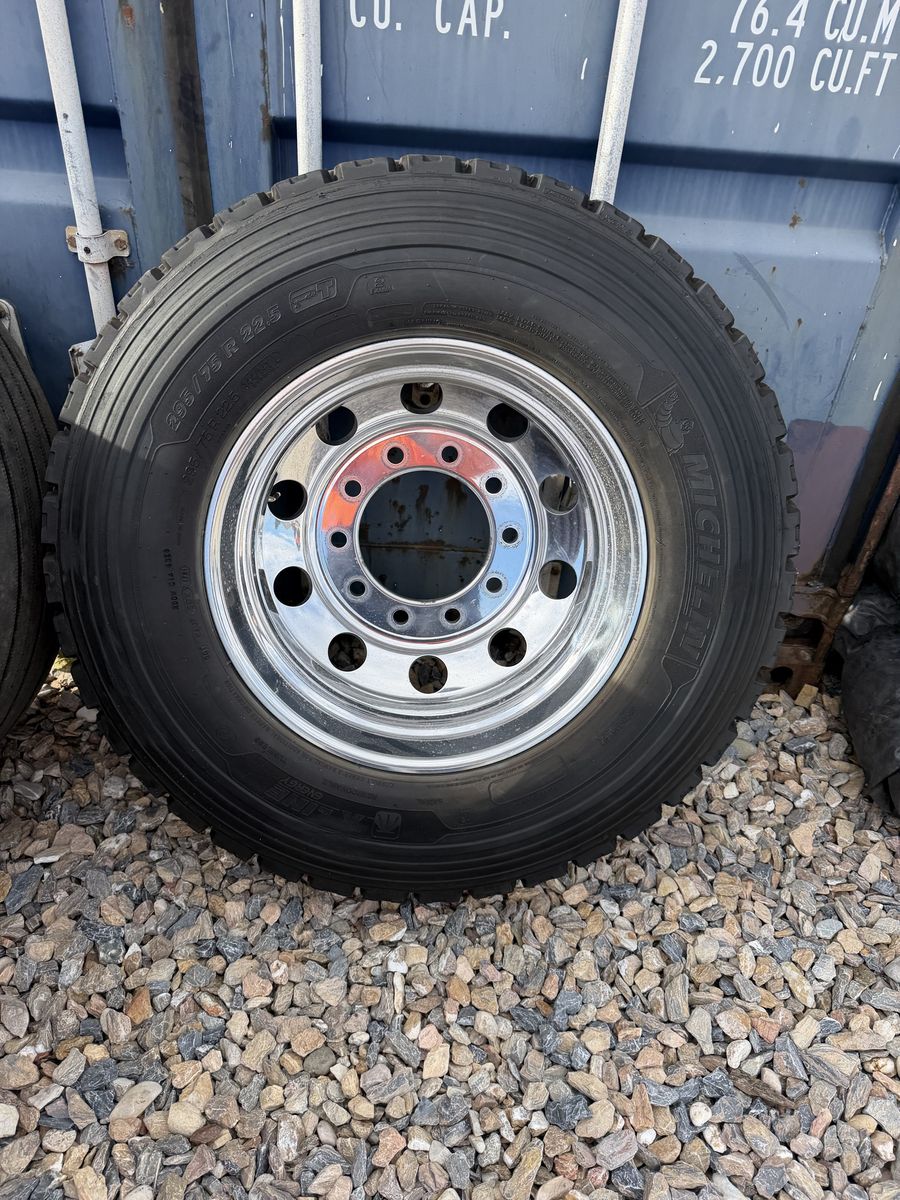 (8)Michelin 295/75 R 22.5 Semi Truck Tire with Chrome Wheel