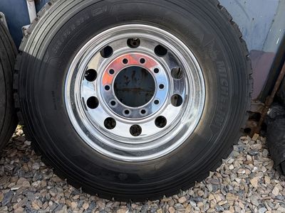 (8)Michelin 295/75 R 22.5 Semi Truck Tire with Chrome Wheel