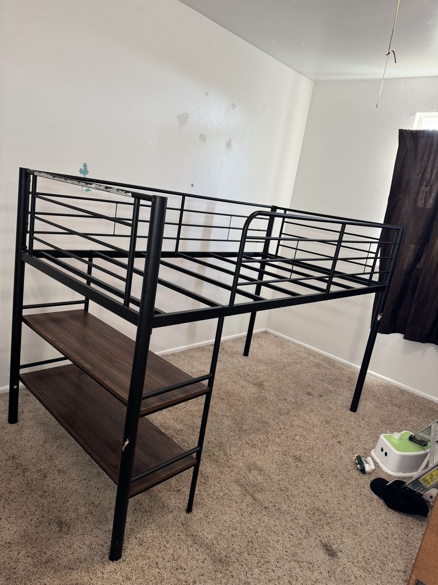 Twin loft bed(s)