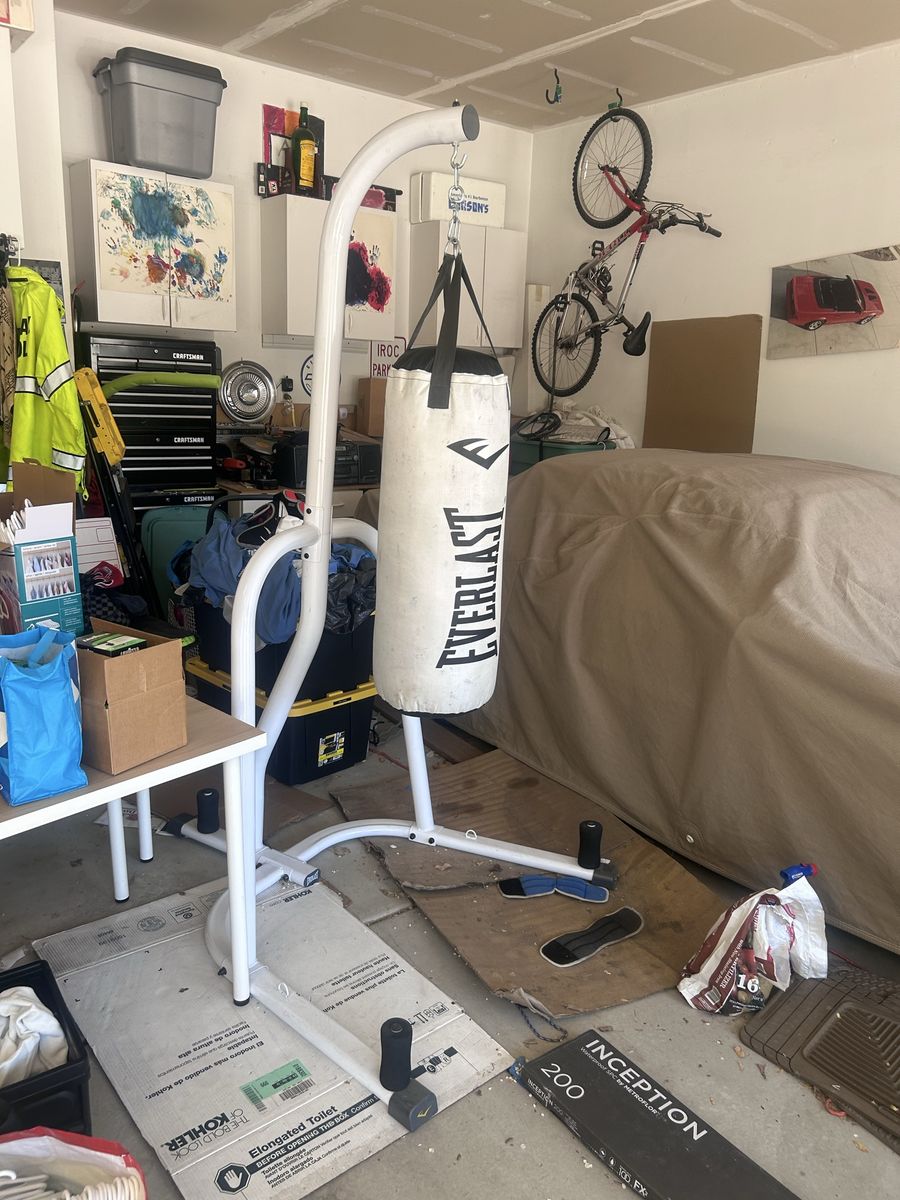 Everlast heavyweight punching bag & stand