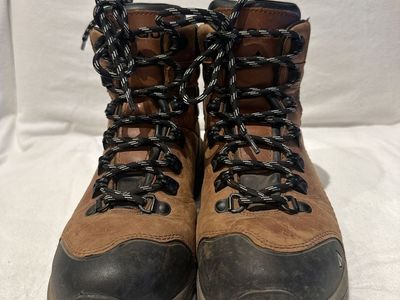 Vasque women’s size 8 camel leather Gore-Tex mid hiking boots