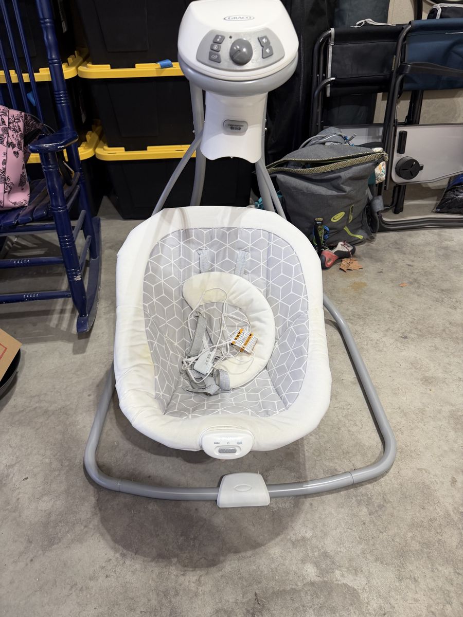 Graco Baby Swing and Seat - White and Grey Geometric Print