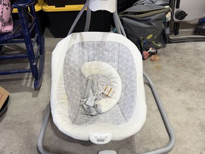Graco Baby Swing and Seat - White and Grey Geometric Print
