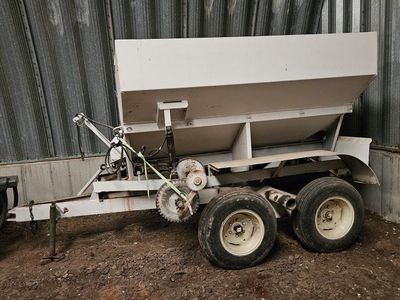 Dry fertilizer spreader cart