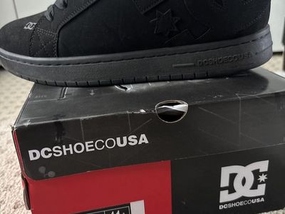 Brand new DC Shoes USA Black Suede Skate Shoes Men's Size 11