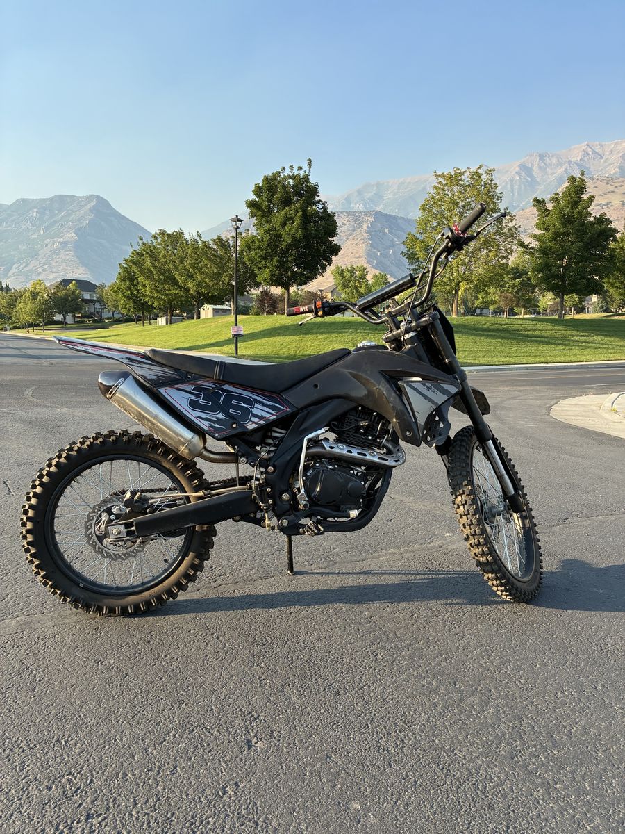 Apollo 250cc Dirt Bike - 4 Stroke Engine, Electric Start, Includes Hitch Carrier & Title