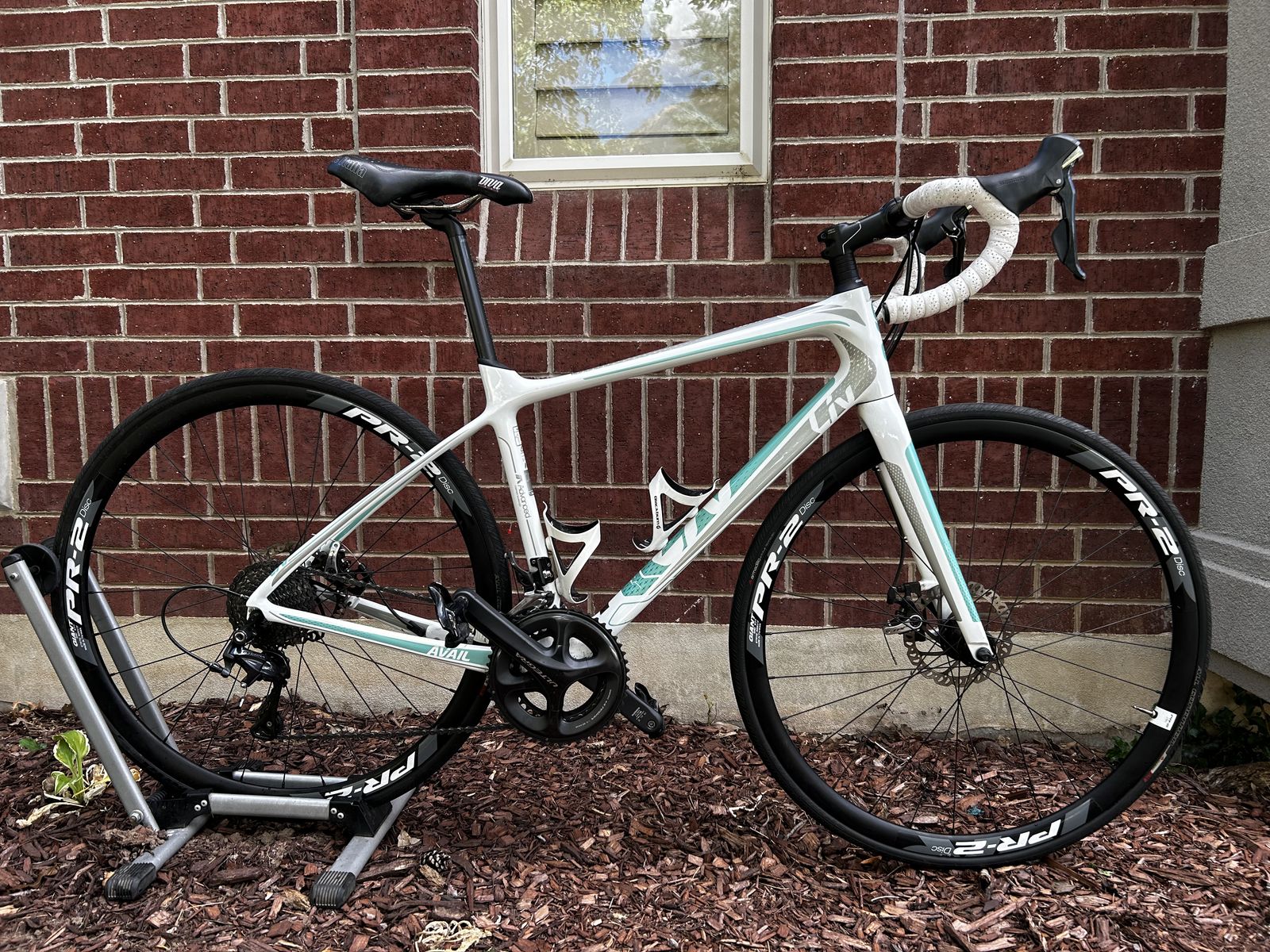 Womens small Liv (Giant) Avail Carbon Road Bike