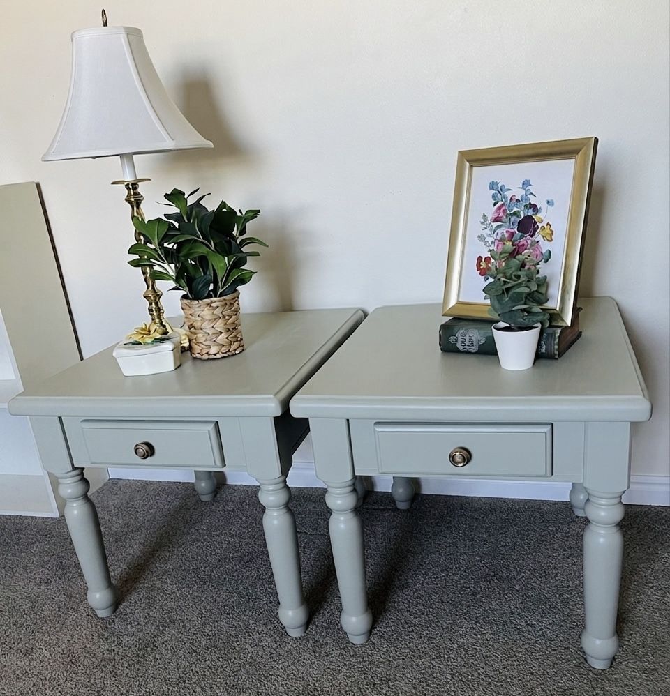 Set of 2 oak nightstands