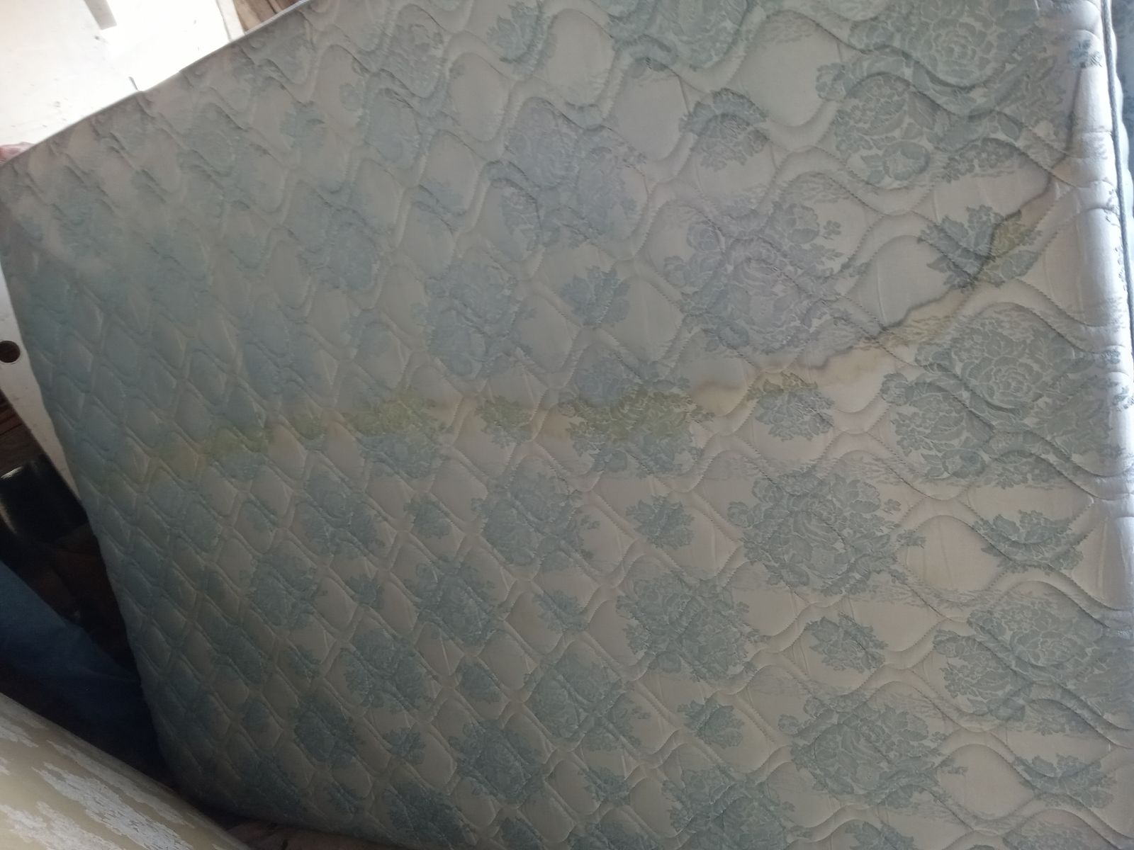 2 queen bed sets (can deliver) mattress box spring metal frame