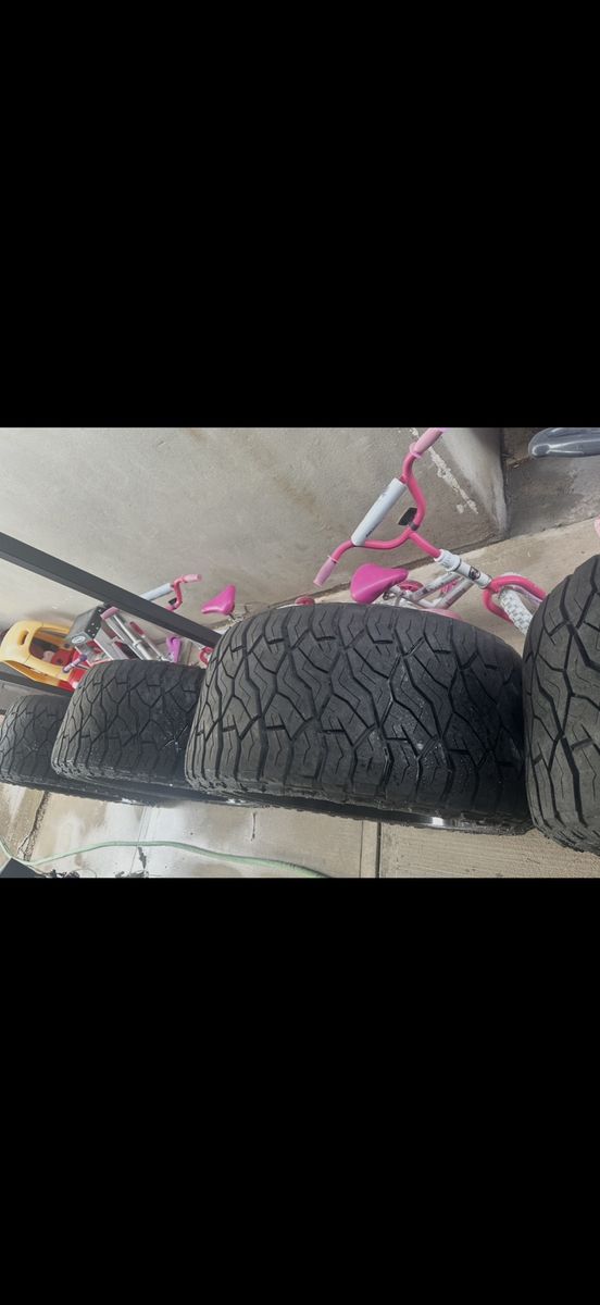 Moto Metal 24" Rims with Venom Power 35x15.50R24 Tires