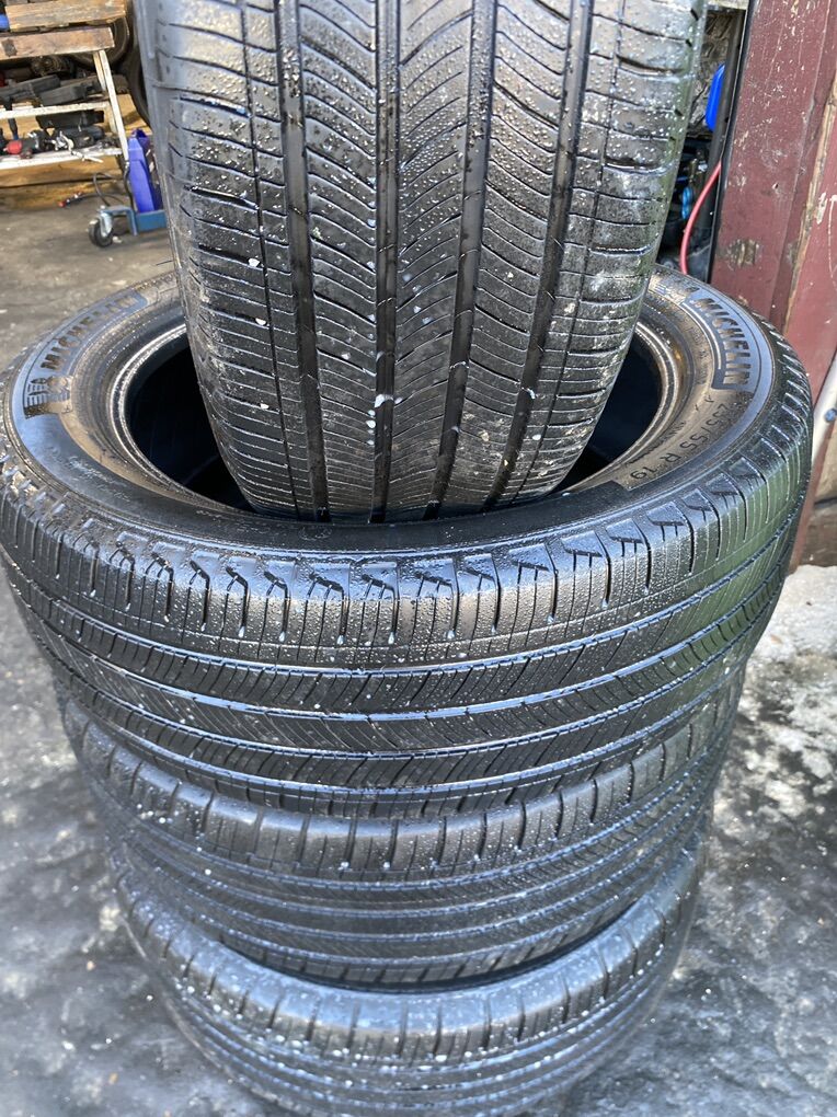 235-55-19 4 TIRES MICHELIN 75% TREAD GOOD CONDITIO