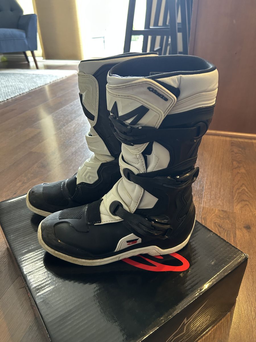 TECH 3S YOUTH BLACK WHITE Size 8