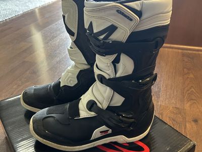 TECH 3S YOUTH BLACK WHITE Size 8