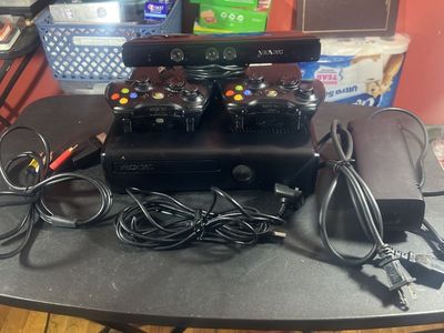 Microsoft Xbox 360 S Console 320GB with Kinect & 2 Controllers - Black, Model 1439