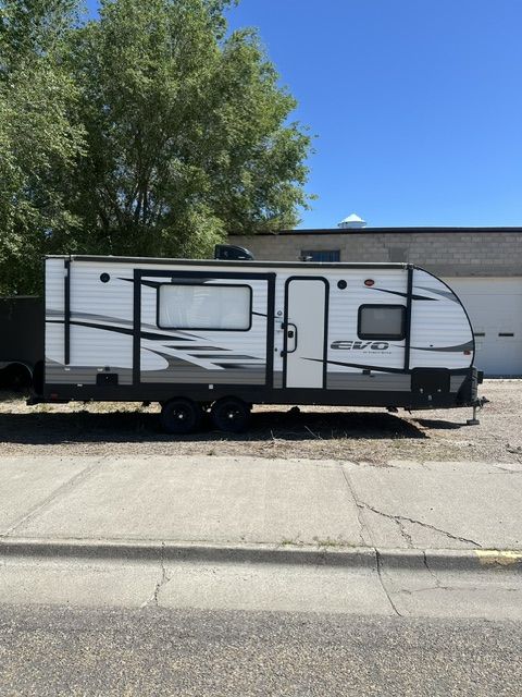 2021 Forest River EVO 24 foot Travel trailer- only used 12 nights