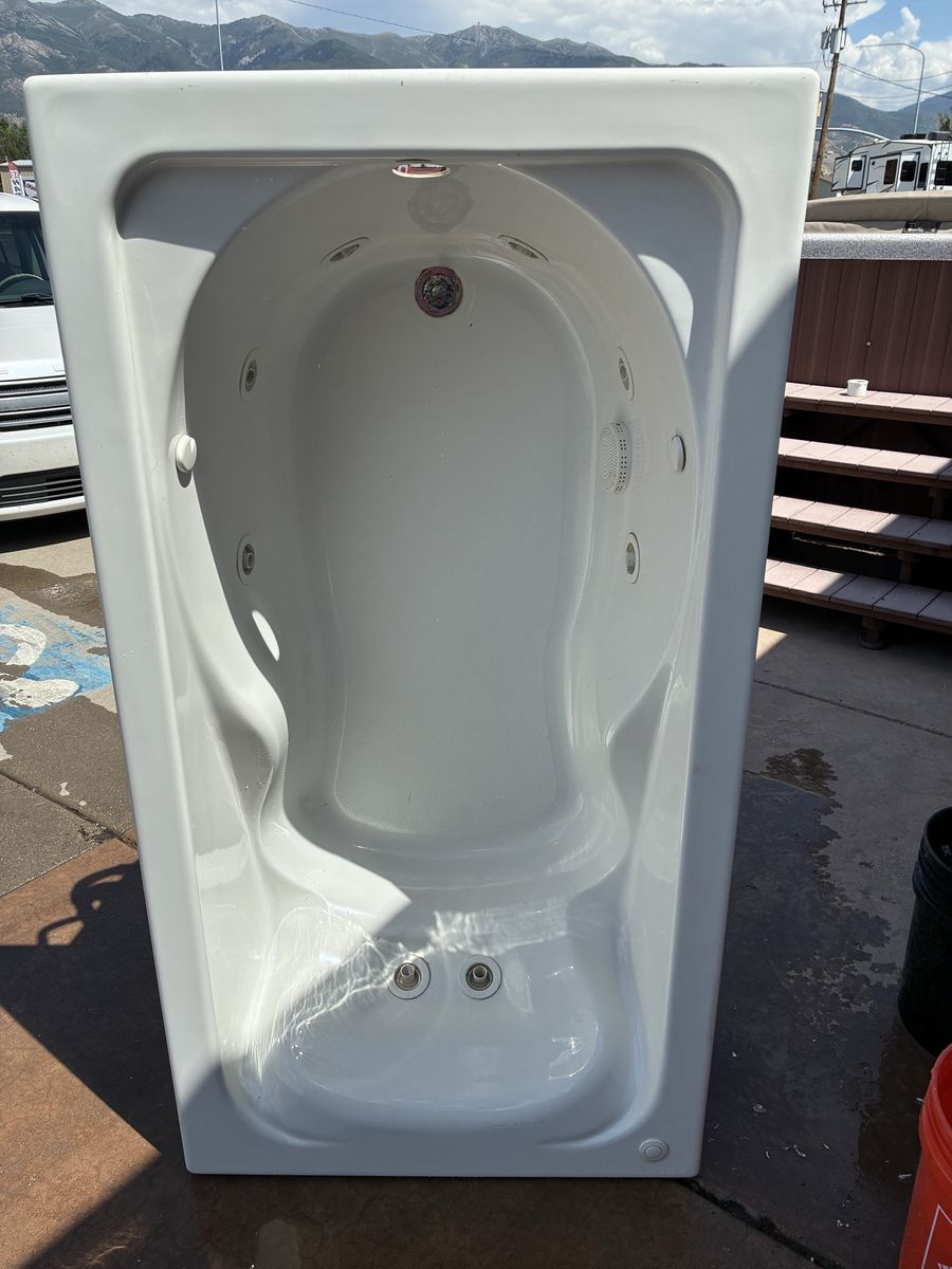 White Acrylic Jetted Whirlpool Soaking Bathtub with Plumbing Hardware