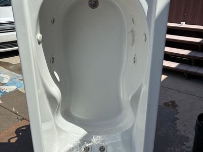 White Acrylic Jetted Whirlpool Soaking Bathtub with Plumbing Hardware