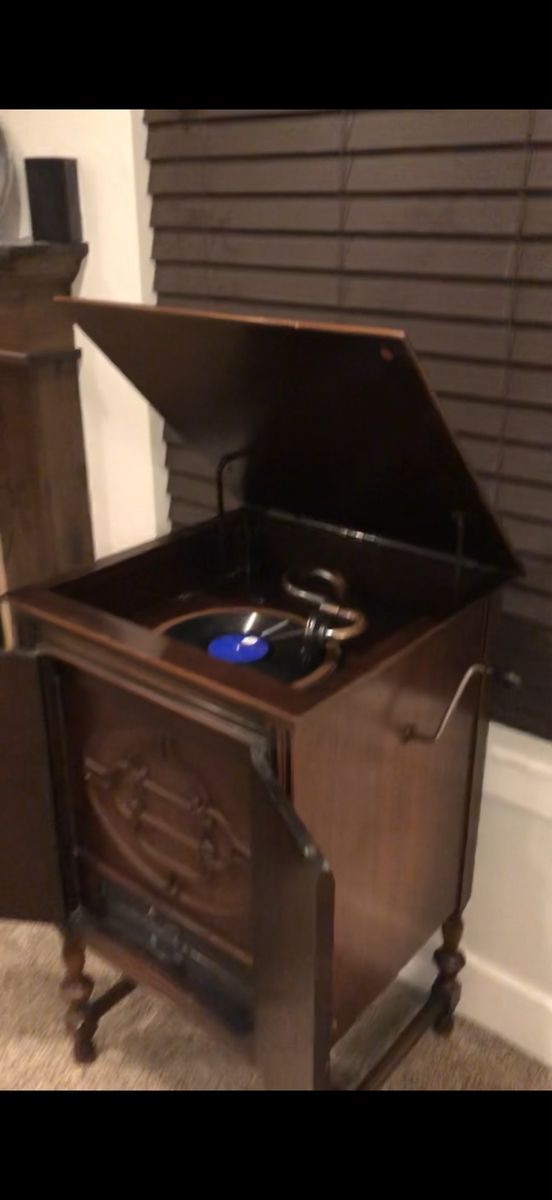 Antique record player 1920’s