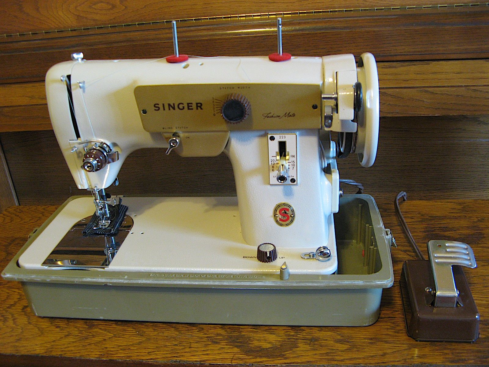 1950S FASHION MATE SEWING MACHINE, CAN SEW LEATHER AND HEAVY JEAN MATERIAL, IT'S LIKE NEW INSIDE AND OUT.