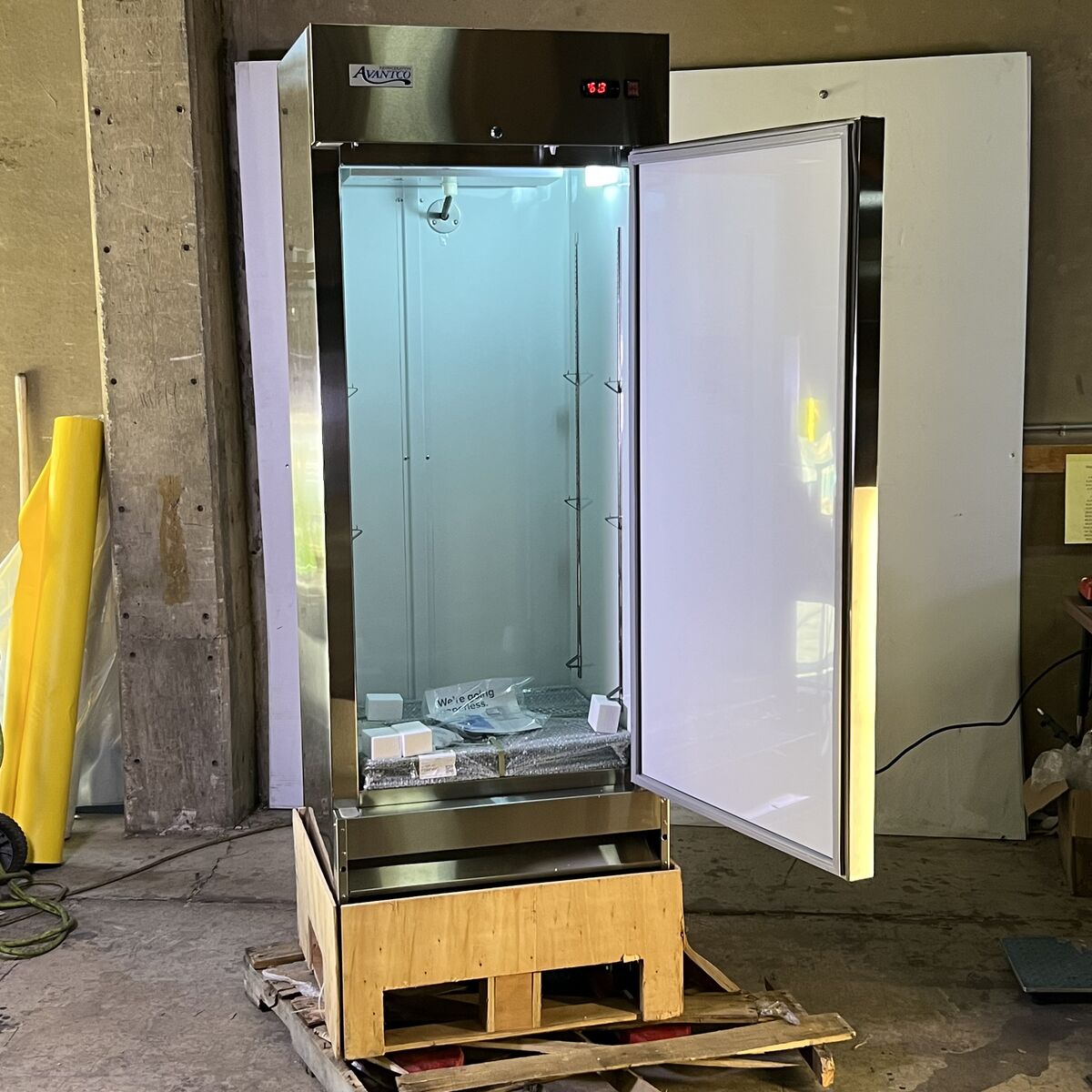 AVANTCO Solid Door Reach Refrigerator 115V 304 SS 30 3/8x27 3/8x84 1/2 178A19RHC (As-is)