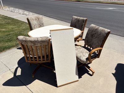 Kitchen table w/ 4 chairs