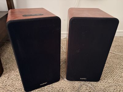 Saiyin DS6801 Powered Bookshelf Speakers - Wood Grain Finish