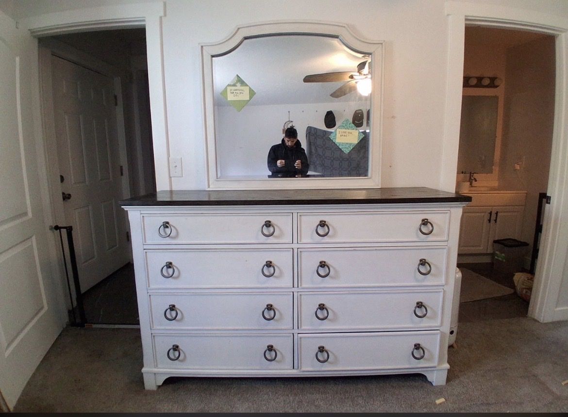 Beautiful Farmhouse Dresser & Mirror Set