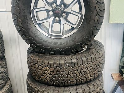 BFGoodrich All-Terrain KO2 LT285/70R17 Tires with Jeep Wrangler Rubicon Wheels (Set of 5)