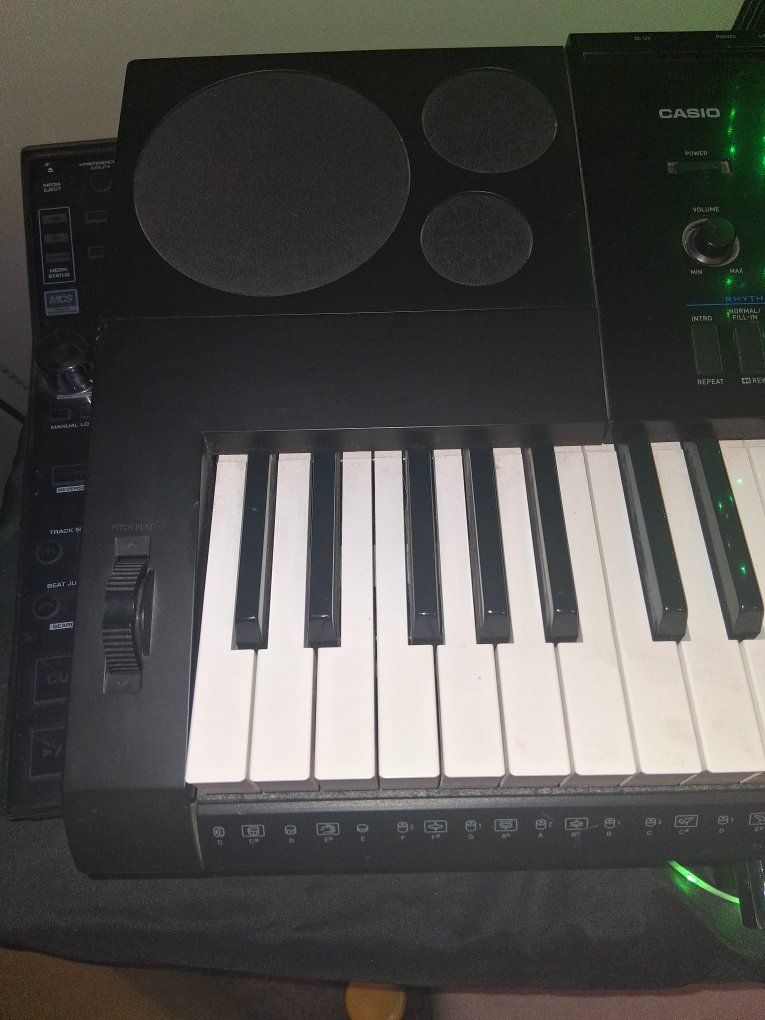 CASIO CTK 6200 LIKE NEW KEYBOARD ONLY ASKING $145 NEW IS $500