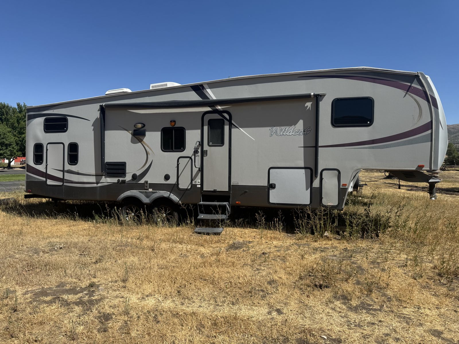 Fifth wheel camp trailer