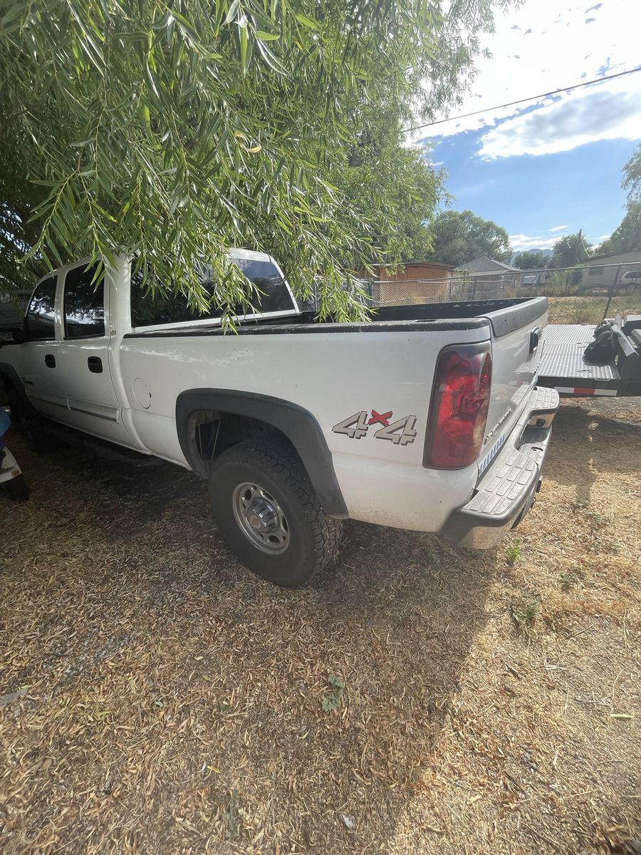 Chevrolet Silverado 4x4 Crew Cab Pickup Truck - White
