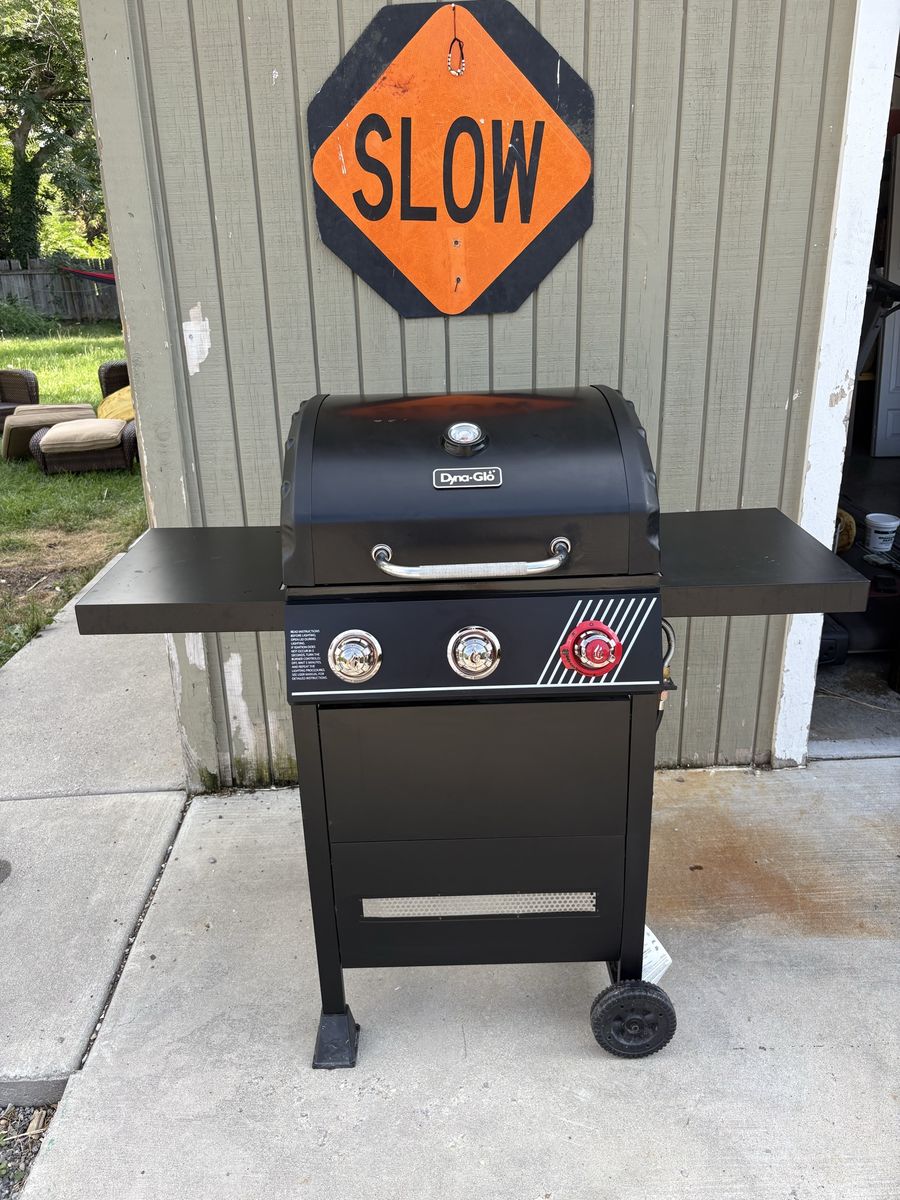 Dyna-Glo 3-burner propane gas grill in excellent condition.