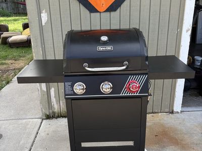 Dyna-Glo 3-burner propane gas grill in excellent condition.
