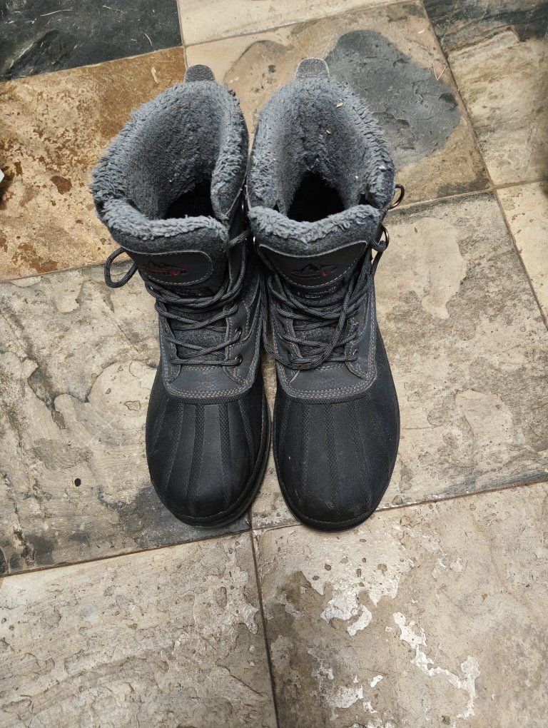 Mens size 9 snow boots