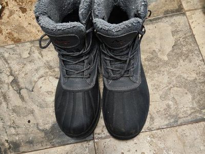 Mens size 9 snow boots