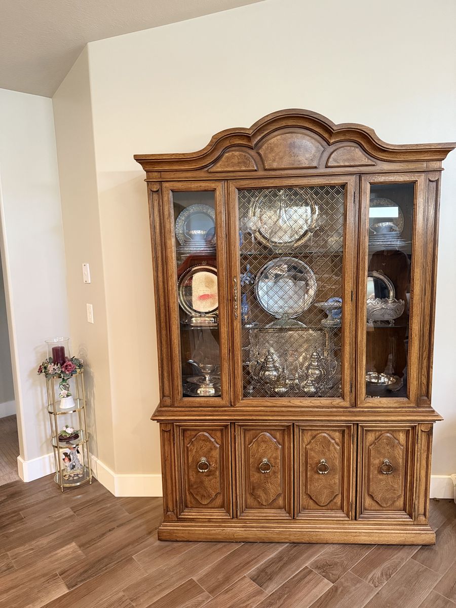 Thimasvle China Hutch