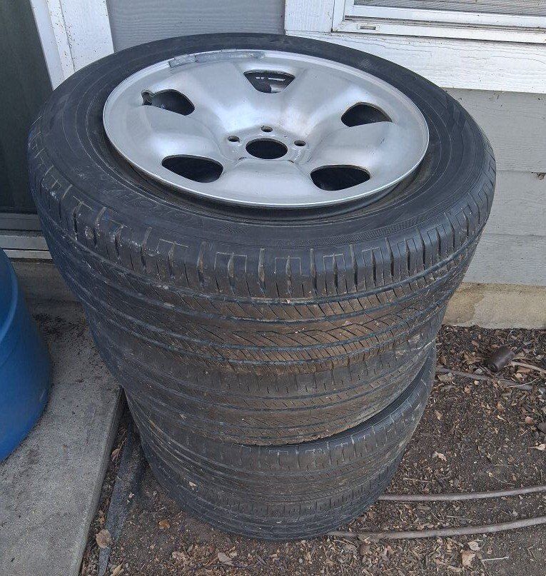 4 Tires & Jeep Cherokee Wheels P225/60R17