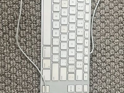 Apple A1243 Wired USB Keyboard - White Aluminum, Full Size with Numeric Keypad