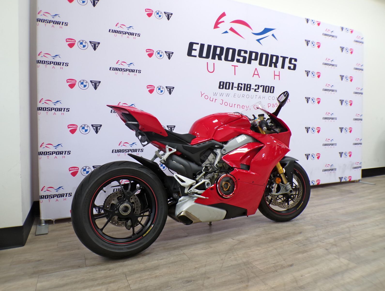Main image 6