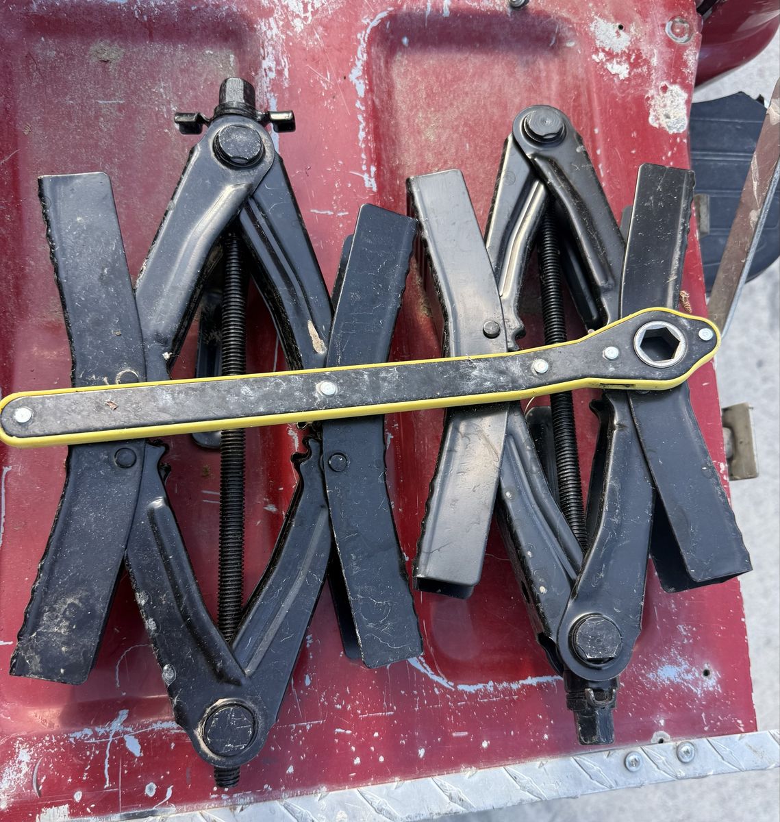 Rv stabilizing jacks for between the tires