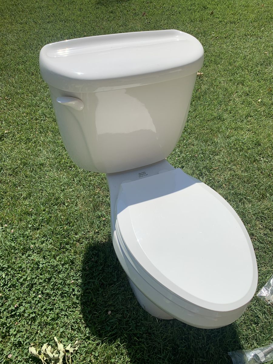 White American Standard 1.6 gpf Elongated Bowl Toilet