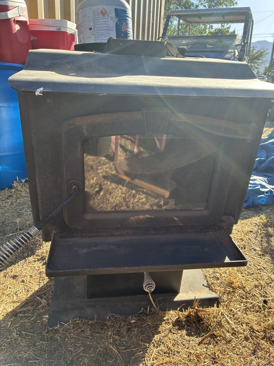 Pleasant Hearth / GHP Group Small Wood Stove
