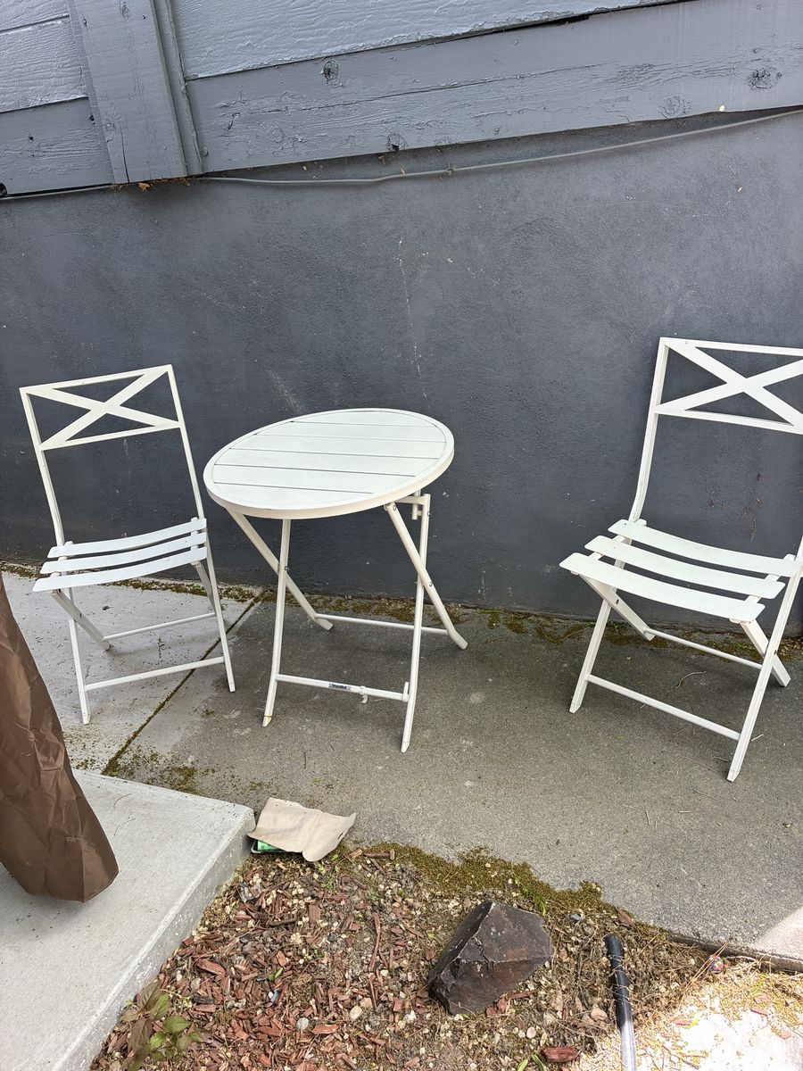 Small metal patio table and 2 chairs